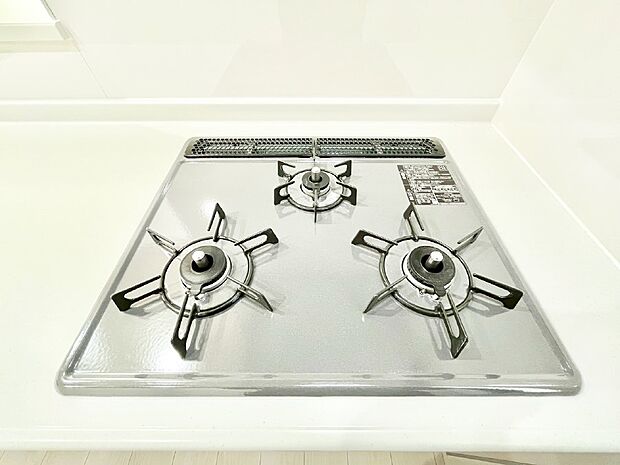 ガスコンロはＳｉセンサー搭載。火力調節や焦げ付き・消し忘れも防いでくれます。