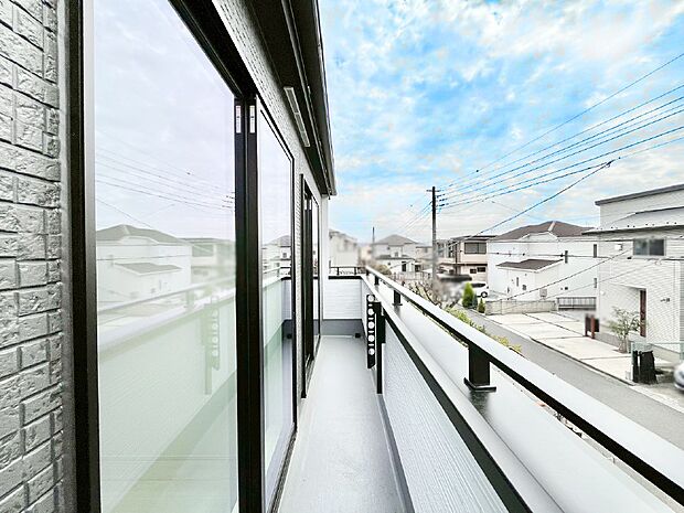 暖かな陽光が降り注ぐバルコニーはお洗濯におすすめ。爽やかな風も心地よいです。 