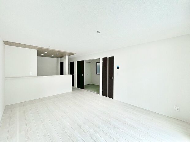 隣接の和洋室を開放すればさらに広々空間に。