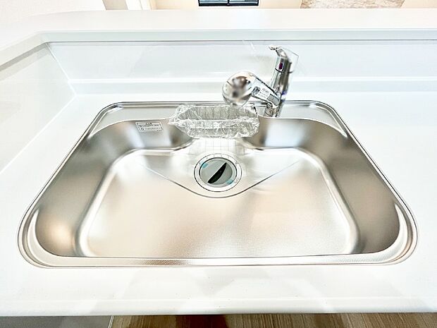 広々としたシンクでお料理やお皿洗いもラクラク快適に！