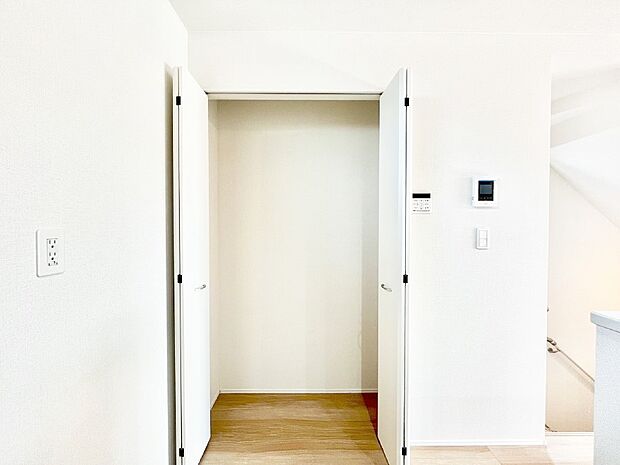 食品や飲料品、調味料などのストックを収納しておくことができて便利！  