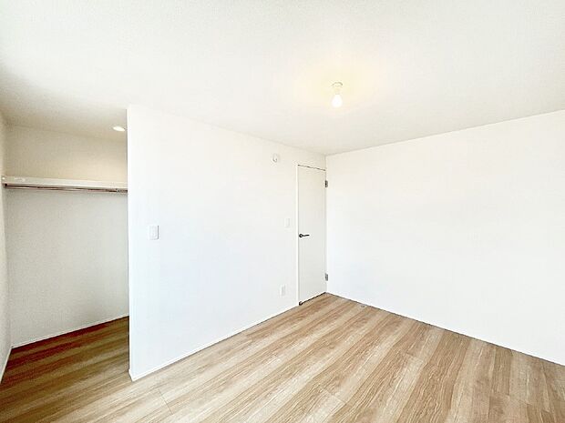 ウォークインクローゼットがあるお部屋！季節ごとの入れ替えも不要で便利です。