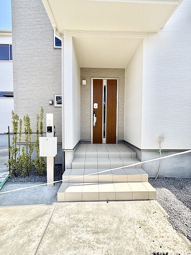 玄関アプローチにはプランターを並べて季節の花でお客様をおもてなしできます。