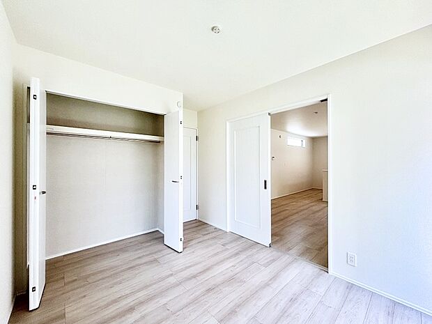 リビング横の洋室は引き戸を開ければリビングと一体に。閉じれば独立した洋室に。