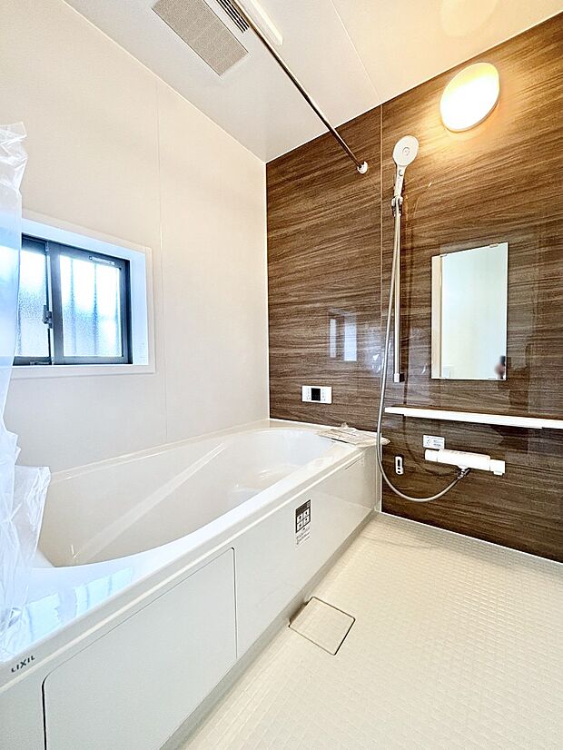 落ち着いた雰囲気でゆっくりお寛ぎいただけるバスルーム。