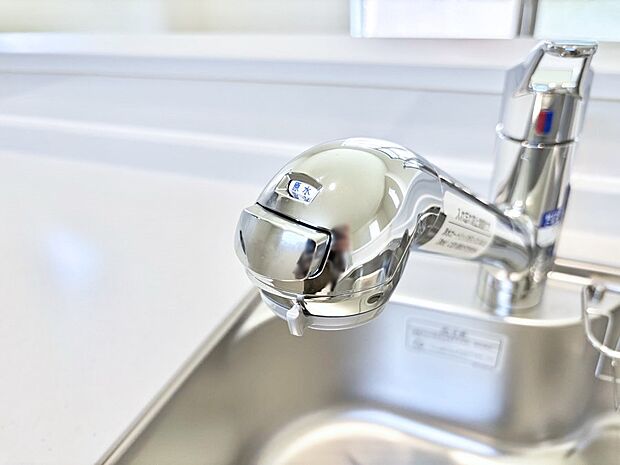 いつでも清潔なおいしいお水を。一つの水栓で水道水と浄水を使い分け。