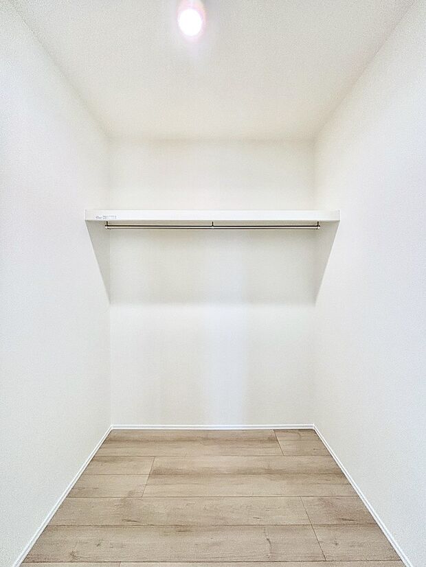 ウォークインクローゼットの活用で生活空間スッキリ
