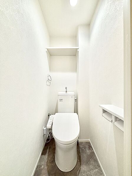 明るく清潔感のあるトイレです。