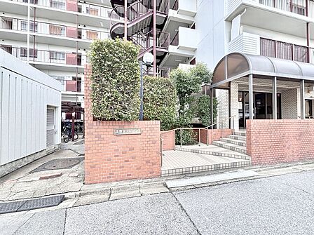 外観 綺麗なエントランスは、居住者を優しく迎えいれてくれます