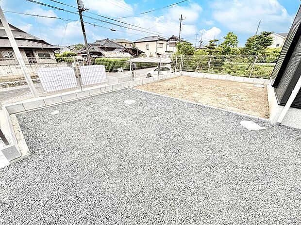 家族で楽しめる庭付きです。ガーデニングや物置を置いたり、お子様がいらっしゃるご家庭ではプールなど使い方はさまざまです。 