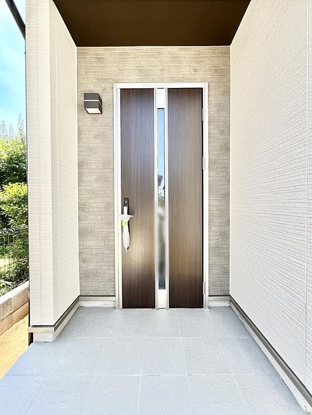 シンプルで落ち着いた雰囲気の玄関でご家族やお客様をお出迎え!