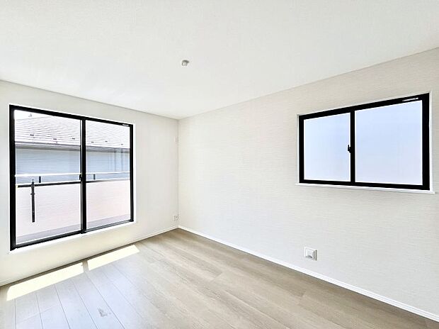 2面採光の洋室。窓から入り込む陽光がお部屋全体を優しく包み込みます!