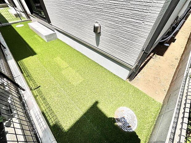 プランターを並べて季節のお花を楽しめるお庭付き。
