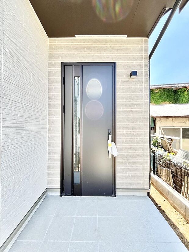 住まいの顔を演出する、玄関ドア。