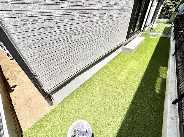 プランターを並べて季節のお花を楽しめるお庭付き。