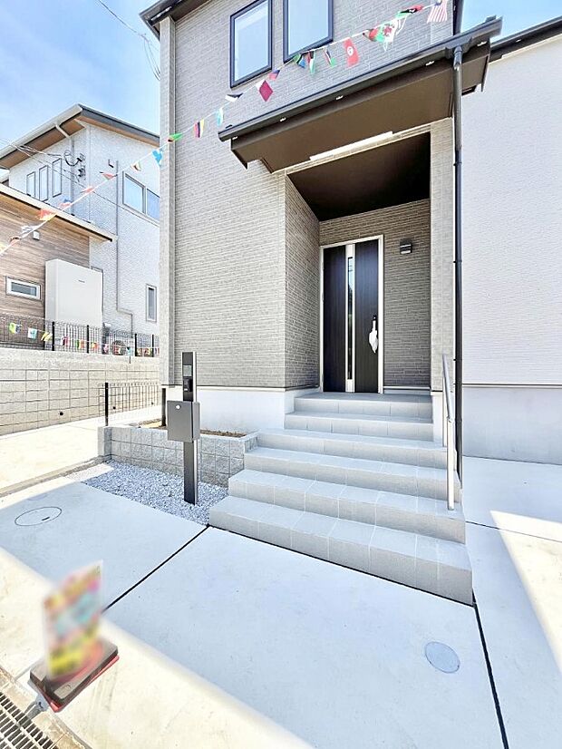 大切な家族、来客を出迎える玄関。