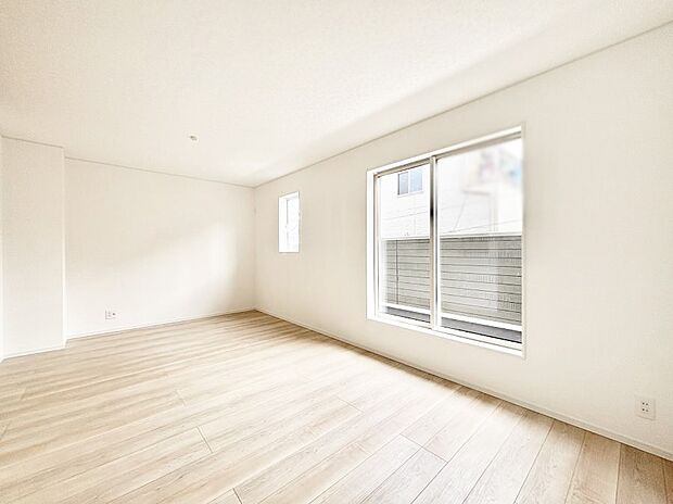 大きな窓からたっぷりの陽光と風を感じられるリビング