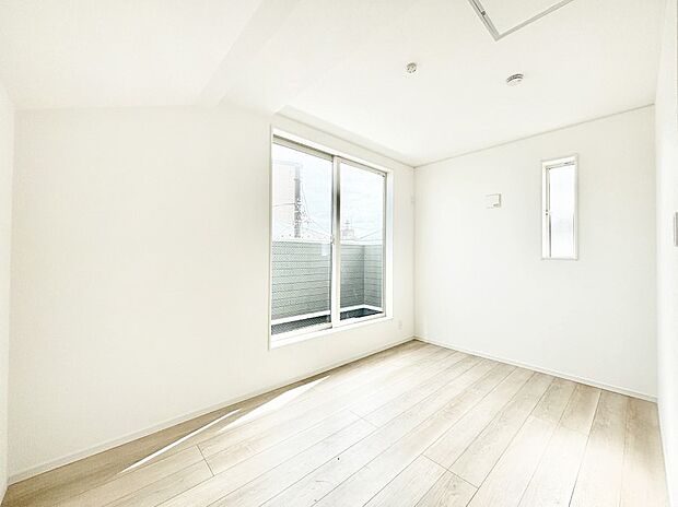 明るいバルコニーサイドに洋室を設置。目覚めの良い寝室に。