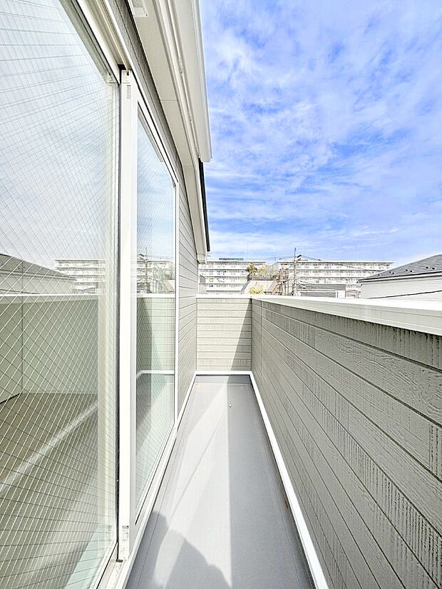 暖かな陽光が降り注ぐバルコニーはお洗濯におすすめ。爽やかな風も心地よいです。