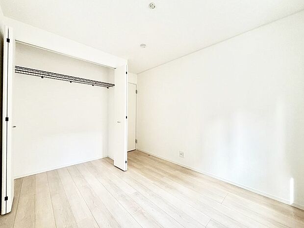 やさしい光がさしこむ居室はしっかり収納付き