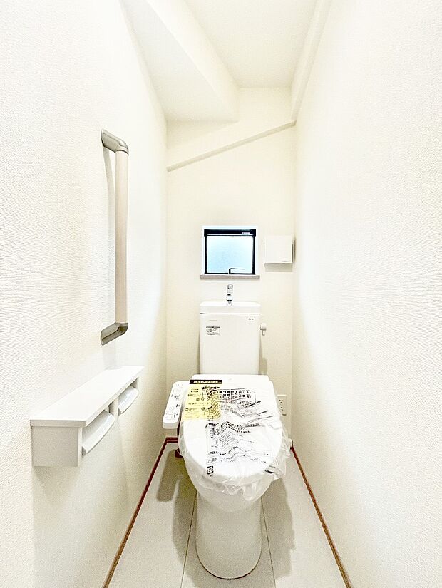 明るく清潔感のあるトイレです。