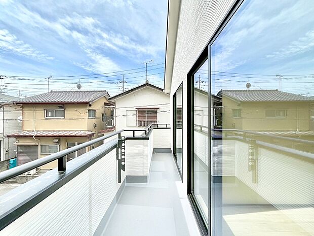 ゆったりバルコニーだから沢山お洗濯ものを干せます。