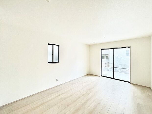 明るい陽光が注ぎ、寛ぎの雰囲気に満たされるダイニング。