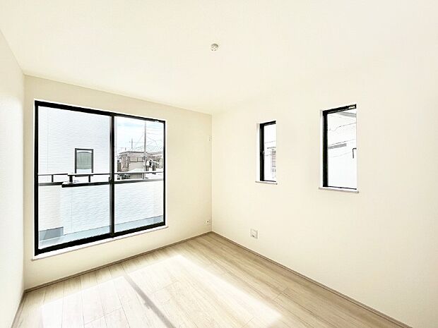 バルコニーが開放感をプラスしてくれる洋室