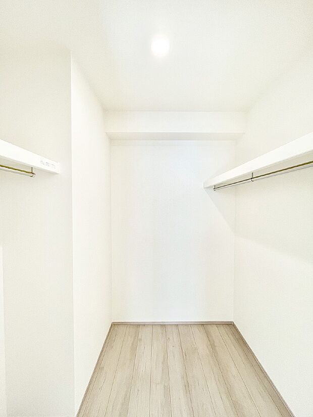 ウォークインクローゼット付きで生活空間を広く利用できます。