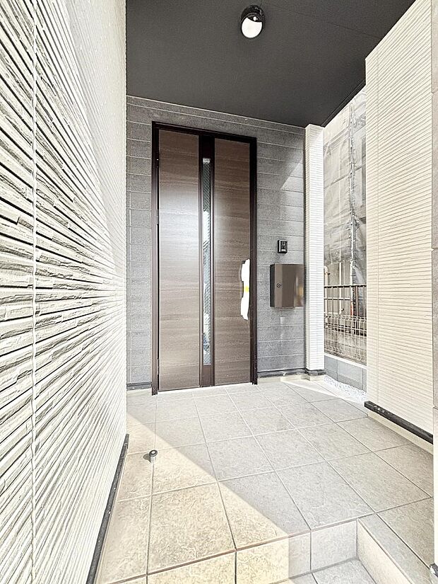 大切な家族、来客を出迎える玄関。玄関前は屋根付きで雨が降っていても濡れにくいです。 