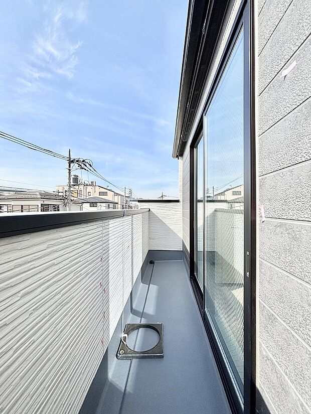 暖かな陽光が降り注ぐバルコニー。爽やかな風も心地よいです。