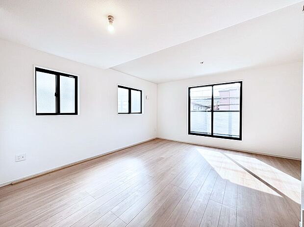 明るい2階リビング！外からの視線をシャットアウトして家族のプライバシーを守ります。