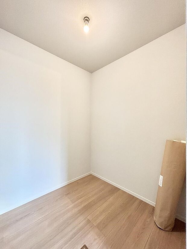 1階11.2帖の納戸内の床下収納付きウォークインクローゼット。