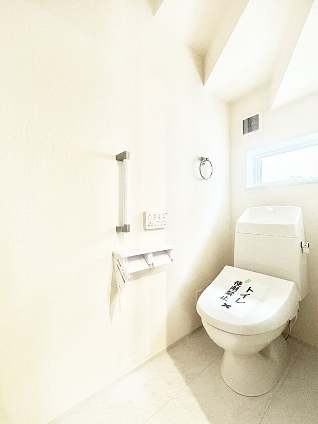 明るく清潔感のあるトイレです。 