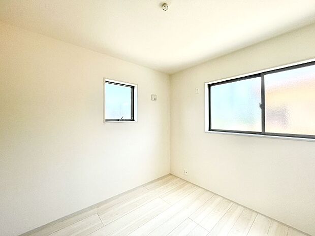 2面採光で気持ちよく自然光が取り入れられるのでお子様のお部屋にもピッタリ