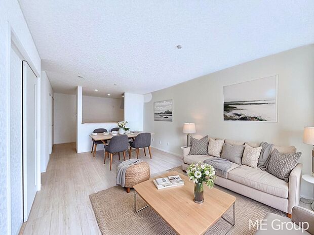 ご家族の賑やかな話し声で包まれる明るいリビング  ※家具はCGです