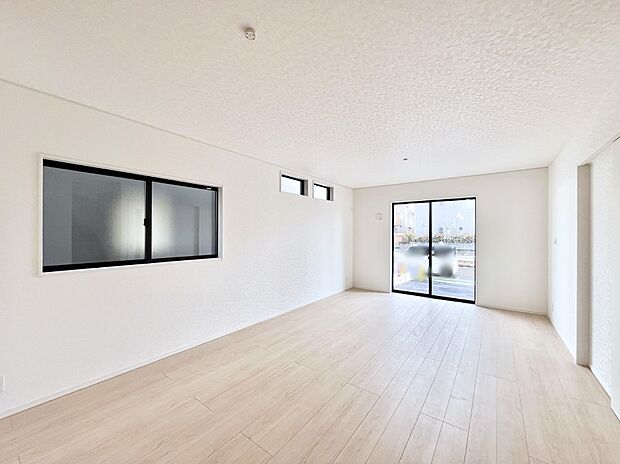 大きな窓からたっぷりの陽光と風を感じられるリビング