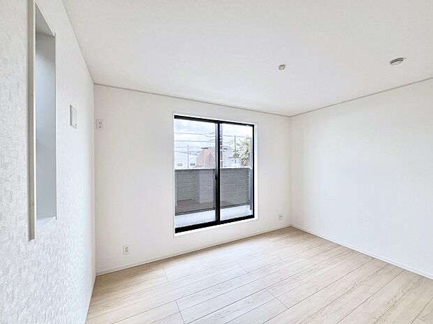 明るいバルコニーサイドに洋室を設置。目覚めの良い寝室に。