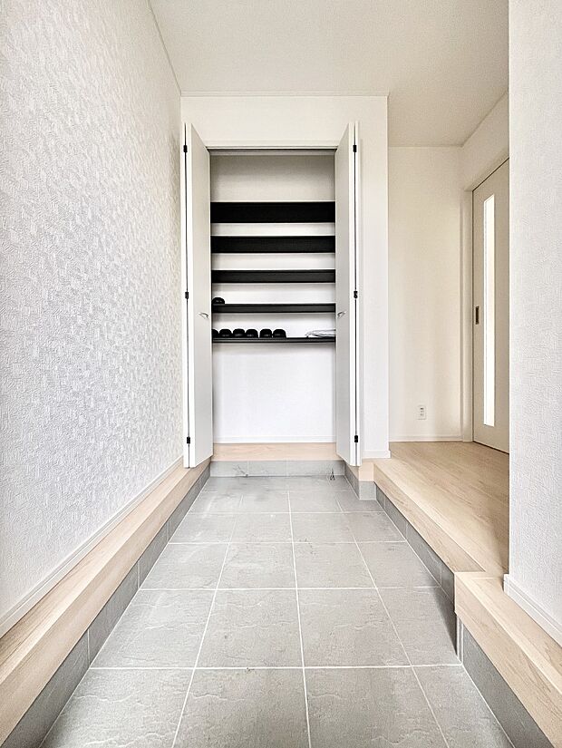 散らかりがちな玄関もスッキリ！ご家族の靴もたっぷり収納できる玄関収納付きです。