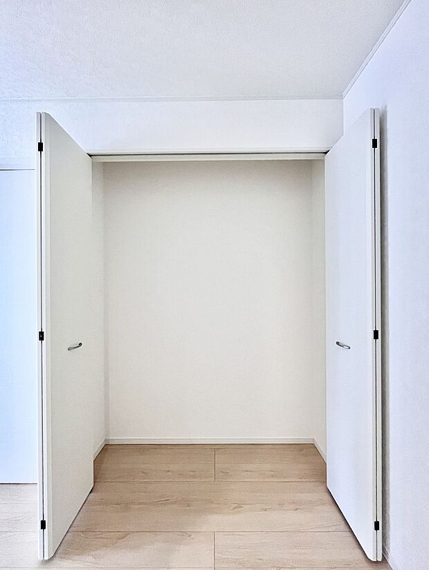 洋室のクローゼット。奥行きがあるので厚手の衣類もすっきり収まります。