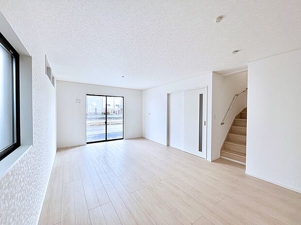 内装「ただいま」「おかえり」家族とのコミュニケーションが深まるリビングイン階段があります。 