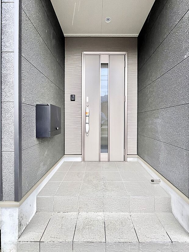 大切な家族、来客を出迎える玄関。