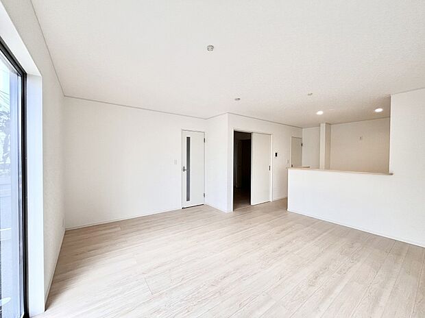 明るい陽光が注ぎ、寛ぎの雰囲気に満たされるリビング・ダイニング。 