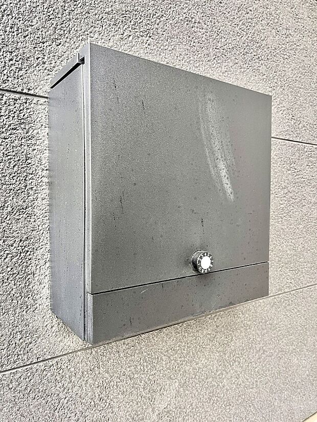 シンプルデザインのポスト。