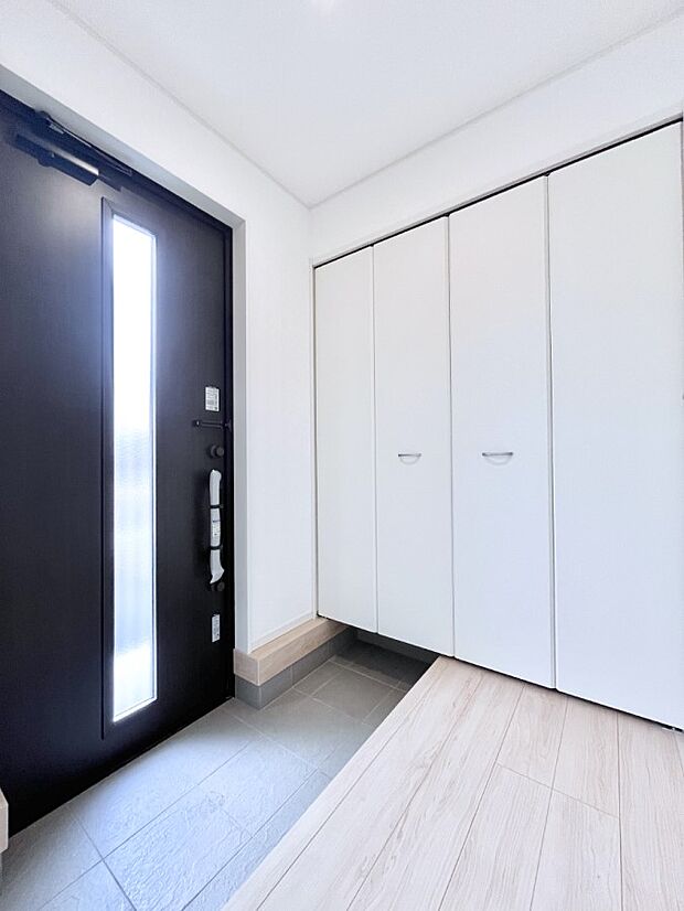 天井まである玄関収納で、家族全員の靴もすっきり収納！ 