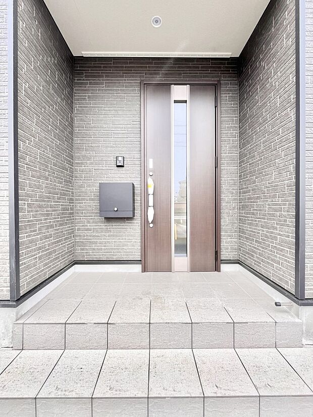 大切な家族、来客を出迎える玄関。