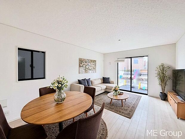 ご家族の賑やかな話し声で包まれる明るいリビング ※家具はCGです