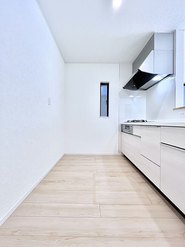 爽やかな風が通り抜けるキッチン。窓があるので明るく換気にも役立ちます。