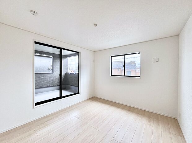 明るいバルコニーサイドに洋室を設置。目覚めの良い寝室に。