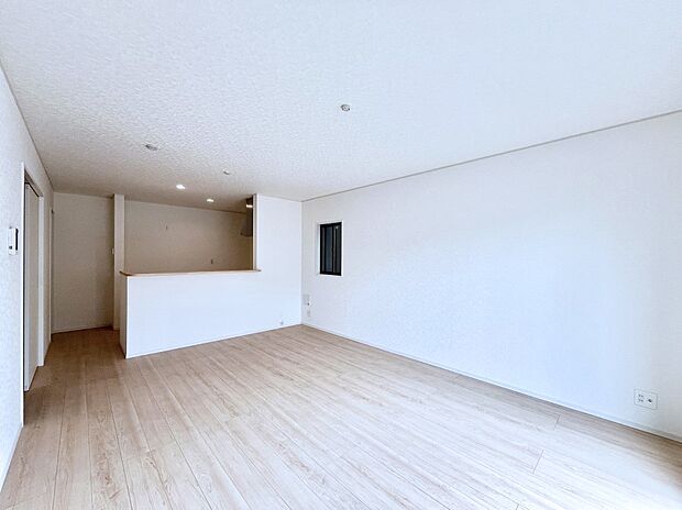 家族の笑顔が自然と生まれてくる、そんな雰囲気のダイニングに仕上がっています。